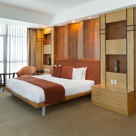 Crowne Plaza Manila Galleria By Ihg Pasig City Exterior photo