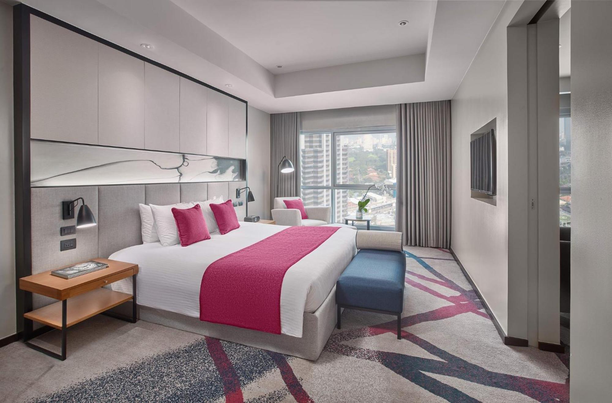 Crowne Plaza Manila Galleria By Ihg Pasig City Exterior photo