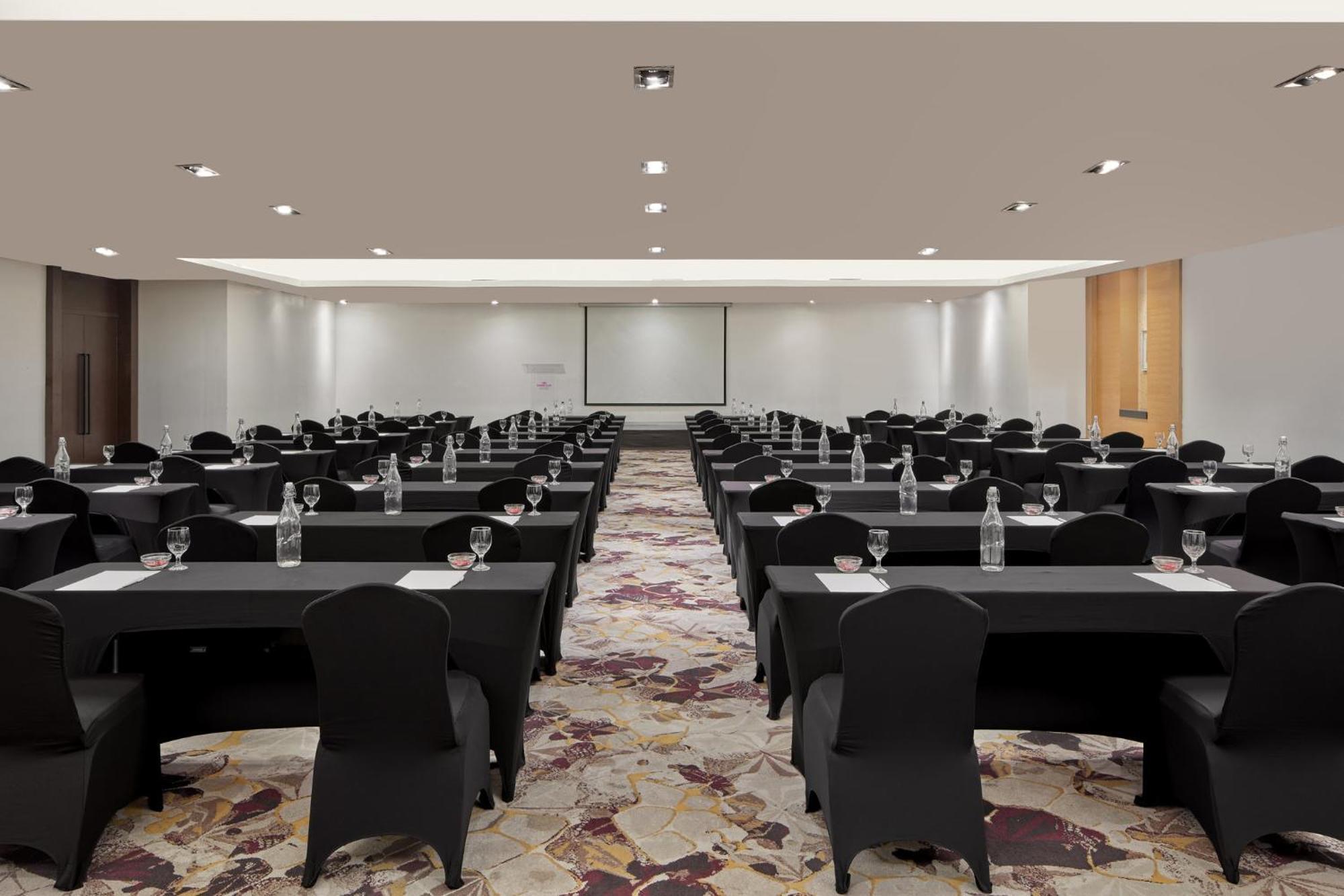Crowne Plaza Manila Galleria By Ihg Pasig City Exterior photo