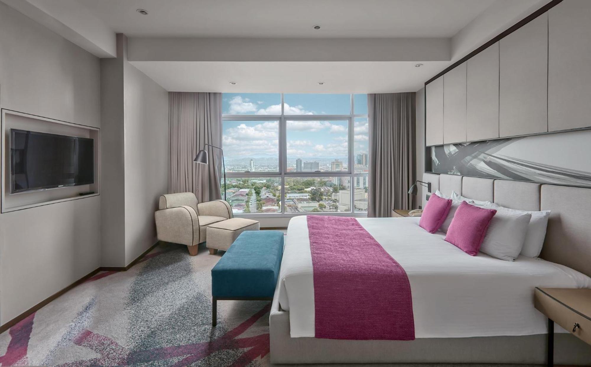 Crowne Plaza Manila Galleria By Ihg Pasig City Exterior photo